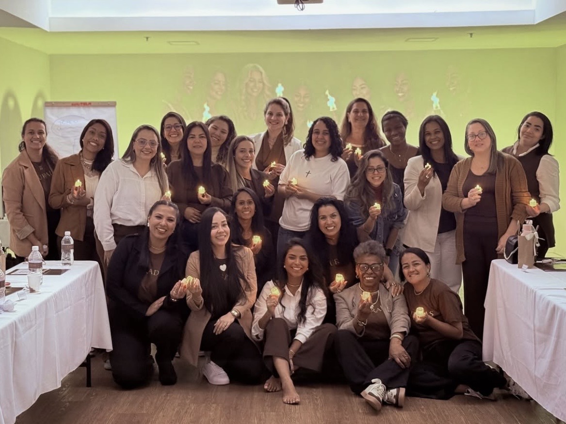 Mulheres reunidas durante uma turma presencial do Curadas.